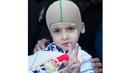 Ahmed Dawabsha adalah bocah berusa 5 tahun yang selamat dari bom di Palestina mengenakan bendera Real Madrid saat tiba di Bandara Adolfo Suarez, Madrid, Rabu (16/3/2016).  (AFP/Curto De La Torre)