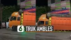 Nasib apes dialami oleh truk yang satu ini. Niatnya ditolong oleh kedua truk, ban bagian depan truk ini justru lepas.