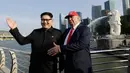 Kim Jong-un KW bernama Howard X dan Donald Trump KW, Dennis Alan berpose untuk foto bersama di Merlion Park, Singapura (8/6). (AP/Wong Maye-E)
