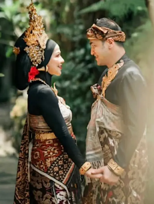 Berbagai persiapan jelang pernikahan telah dilakukan, termasuk menjalani sesi pemotretan prewedding. Keduanya kompak kenakan busana adat Bali untuk prewedding. (Instagram/vennamelinareal).
