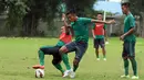 Sejumlah pemain timnas U22 Indonesia menjalani sesi latihan di Lapangan Sutasoma, Halim Perdanakusuma, Jakarta, Selasa (3/3/2015). Latihan dilakukan untuk menghadapi babak Kualifikasi AFC Cup U-22 akhir Maret mendatang. (Liputan6.com/Helmi Fithriansyah)