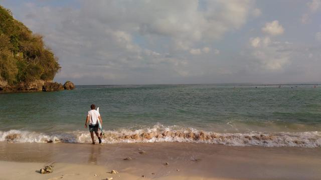 Cerita Pagi Para Pemburu Ombak Ekstrem di Pantai Padang 