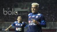 Pemain AremaFC, Christian Gonzales merayakan gol ke gawang PBFC pada laga Final Piala Presiden 2017 di Stadion Pakansari, Bogor, Minggu (12/3/2017). (Bola.com/Vitalis Yogi Trisna)