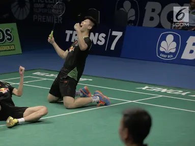 Ganda putra China Li Junhui-Liu Yuchen meluapkan kegembiraan setelah mengalahkan ganda putra Denmark Mathias Boe-Carsten Mogensen dalam final Kejuaraan BCA Indonesia Open 2017 di Jakarta, Minggu (18/6). (Liputan6.com/Faizal Fanani)