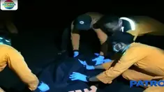 Meski harus berjalan beberapa kilometer, Tim Basarnas berhasil membawa jenazah tersebut.