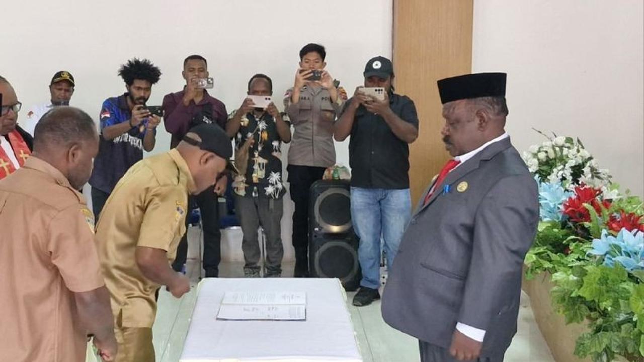 Bupati Aletinus Yigibalom Dorong Pemerataan Pendidikan Lanny Jaya hingga Pelosok Kampung