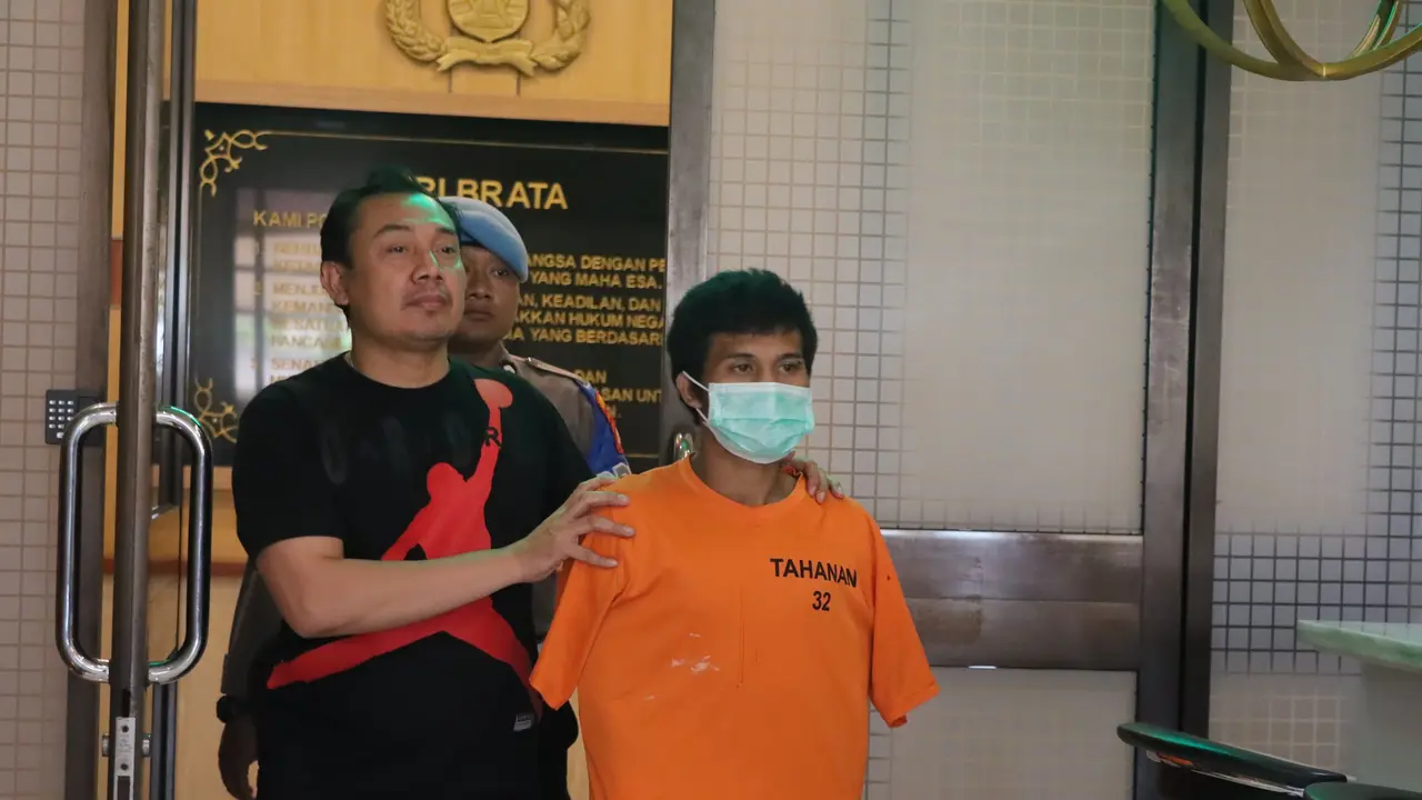 Satu pelaku perampokan di Tol Tanjung Priok atas nama M Ali Sanda (MAS) ditangkap. Polisi masih memburu lima pelaku lainnya. (Liputan6.com/Nanda Perdana Putra)