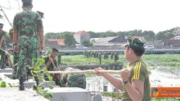 Citizen6, Surabaya: Sedikitnya 75 orang personel Detasemen Markas Kobangdikal, bahu-membahu mengail, mengangkat dan menyeret hama tumbuhan air itu ke tepi bozem yang masih dalam tahap pengerjaan linning oleh Prenprov Jatim. (Pengirim: Penkobangdikal)