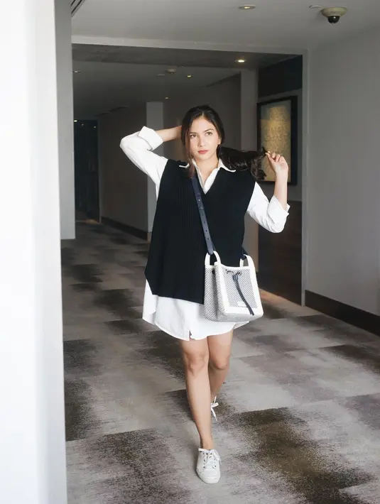 "Karena menurut aku kalau misalkan ngomongin pernikahan aku nggak pengin pastinya kalau harus berpisah. pertimbangannya pasti banyak," tuturnya.  (Instagram/jscmila)