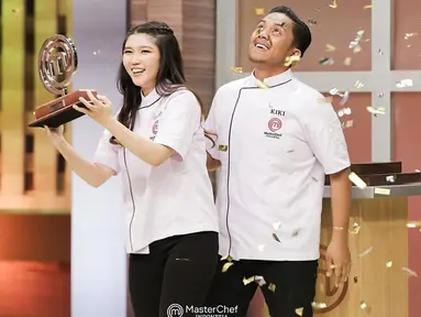 Dikalahkan Belinda, Kiki ungkap jika ia sudah berusaha memberikan yang terbaik. Bahkan Kiki turut bahagia dan bangga atas pencapaian Belinda. Pria asal Medan, Sumatera Utara ini mengakui jika ia memang Belinda luar biasa bisa melaju sampai final dan jadi juara. Berjuang bersama di Galeri MasterChef Indonesia, Belinda dan Kiki tentunya sudah sangat dekat satu sama lainnya. (Liputan6.com/IG/@kiki.mci11)