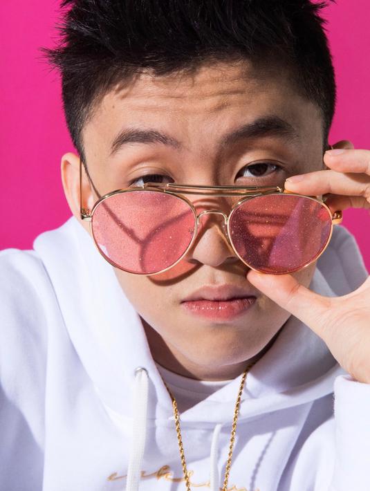 Meskipun masih berusia muda, Brian menulis dan menciptakan musik untuk lagu-lagunya sendiri. Tak hanya menguasai iTunes, Rich Brian juga pernah mengisi salah satu talkshow populer di Amerika Serikat, The Late Late Show yang dipandu James Corden.(Liputan6.com/IG/@brianimanuel)