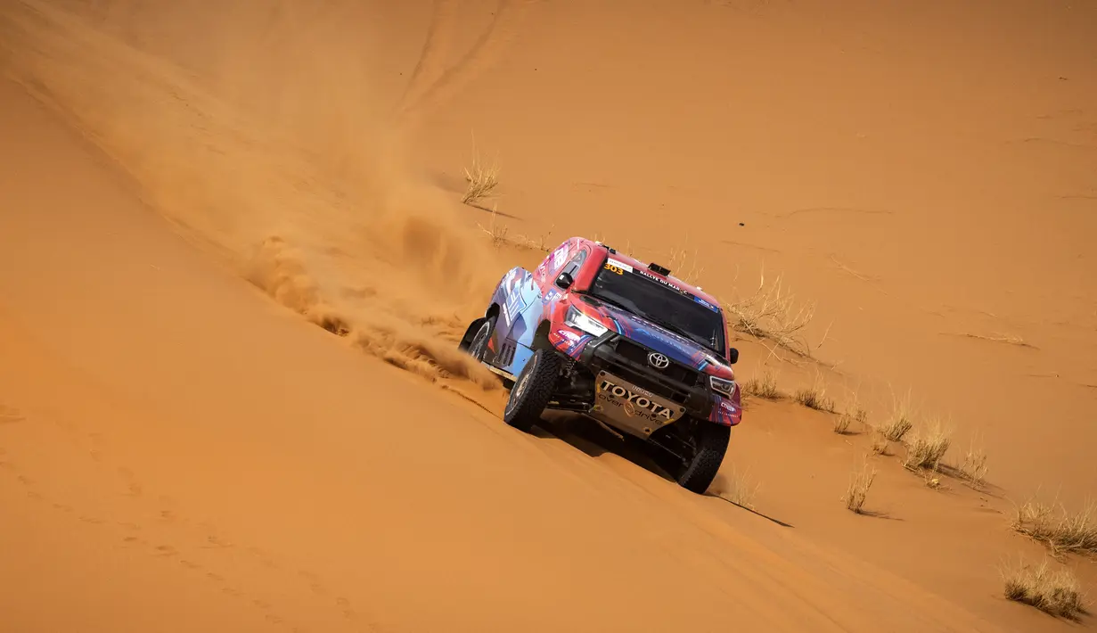 Lucio Alvarez dari Argentina dan co-driver Spanyol Armand Monleon bersaing di Toyota Hilux mereka selama Reli Maroko 2021 di wilayah Merzouga (10/10/2021). Lima tahapan reli akan berlangsung antara 8 Oktober dan 13 Oktober. (AFP/Fadel Senna)