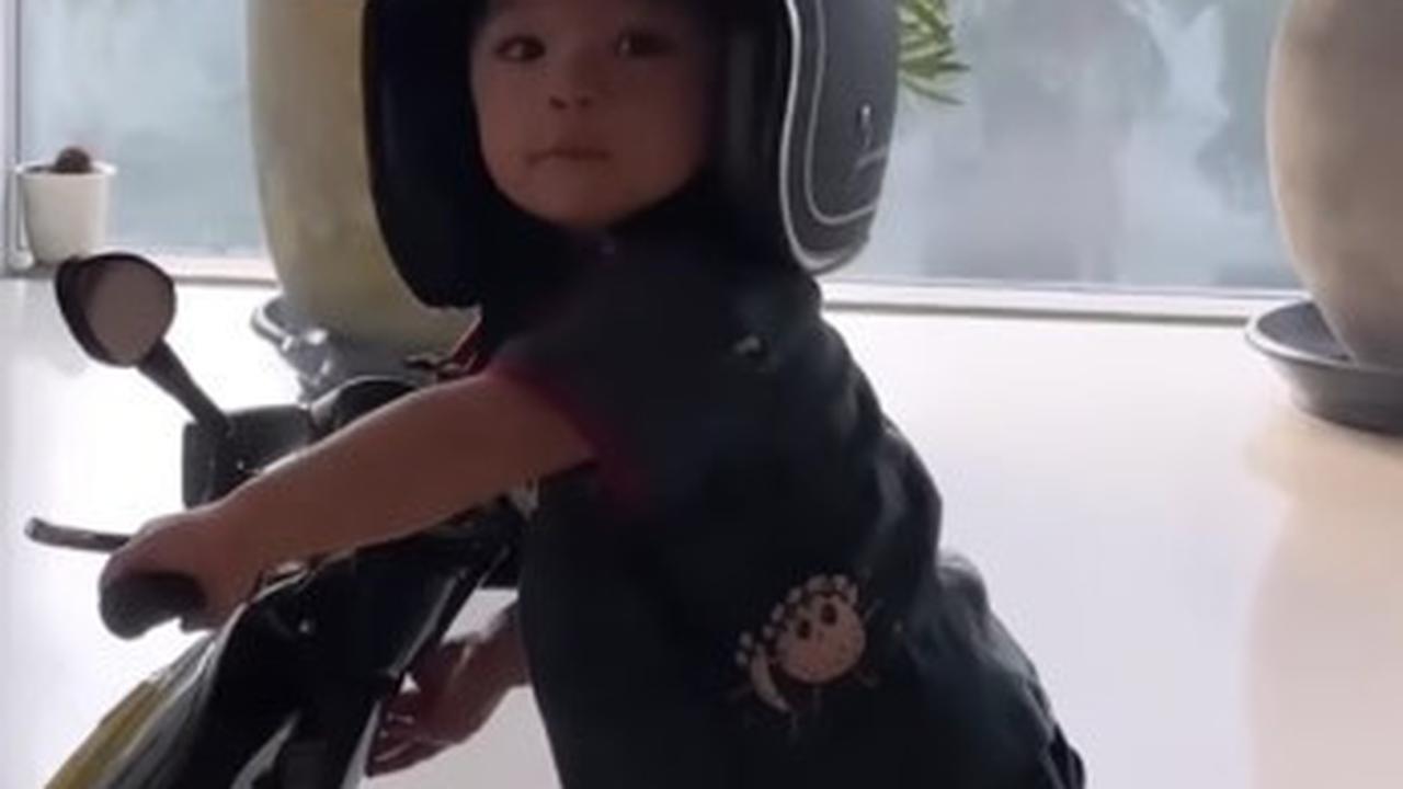 Deretan Potret Tingkah Lucu Baby Issa, Anak Nikita Willy yang Disebut Mirip Aktor Korea Wi Ha Joon