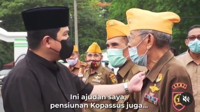 <span>Menteri BUMN Erick Thohir mengunggah secuplik video kunjungannya ke taman makam pahlawan di Ciceri, Banten (dok: @erickthohir)</span>