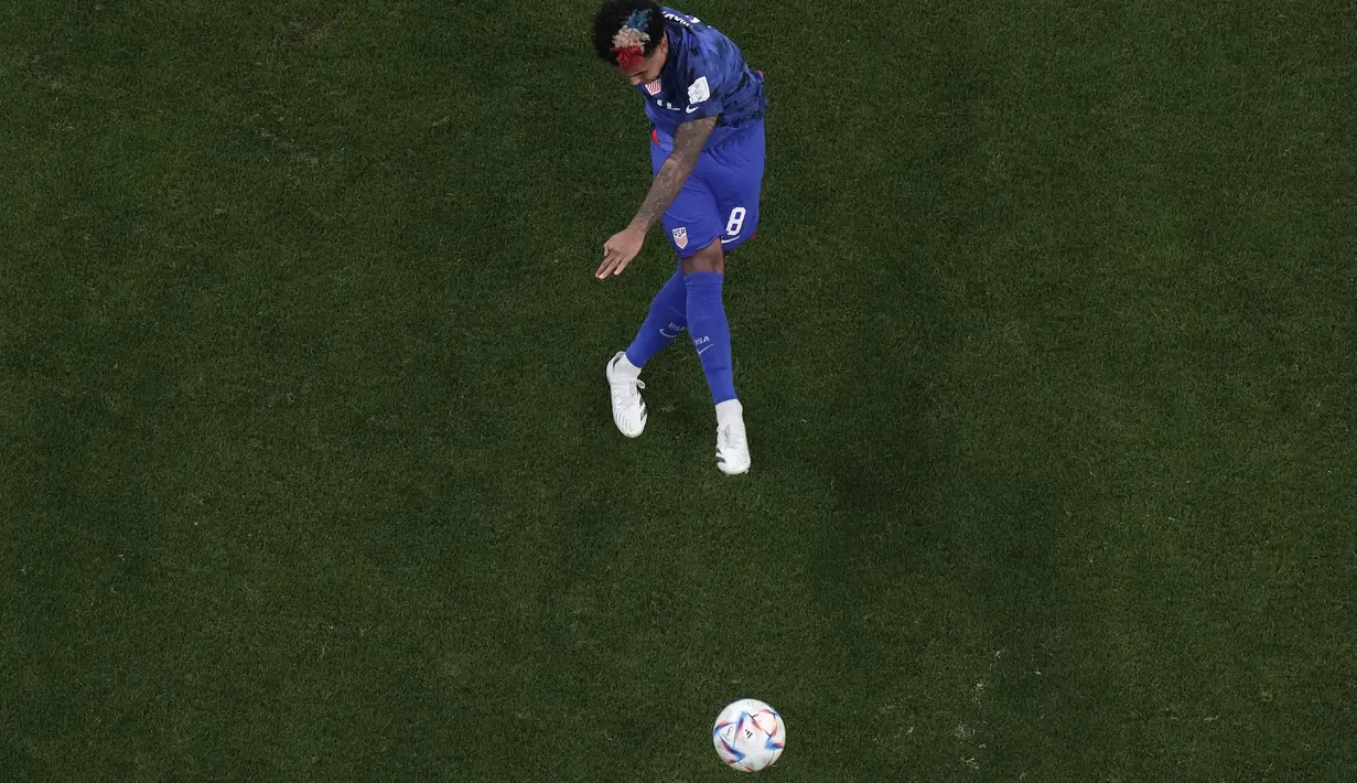Gelandang Amerika Serikat, Weston McKennie menembak bola saat bertanding melawan Inggris selama pertandingan grup B Piala Dunia 2022 Qatar di Stadion Al Bayt di Al Khor, Qatar, Sabtu (16/11/2022). Inggris bermain imbang atas Amerika Serikat dengan skor 0-0. (AP Photo/Hassan Ammar)