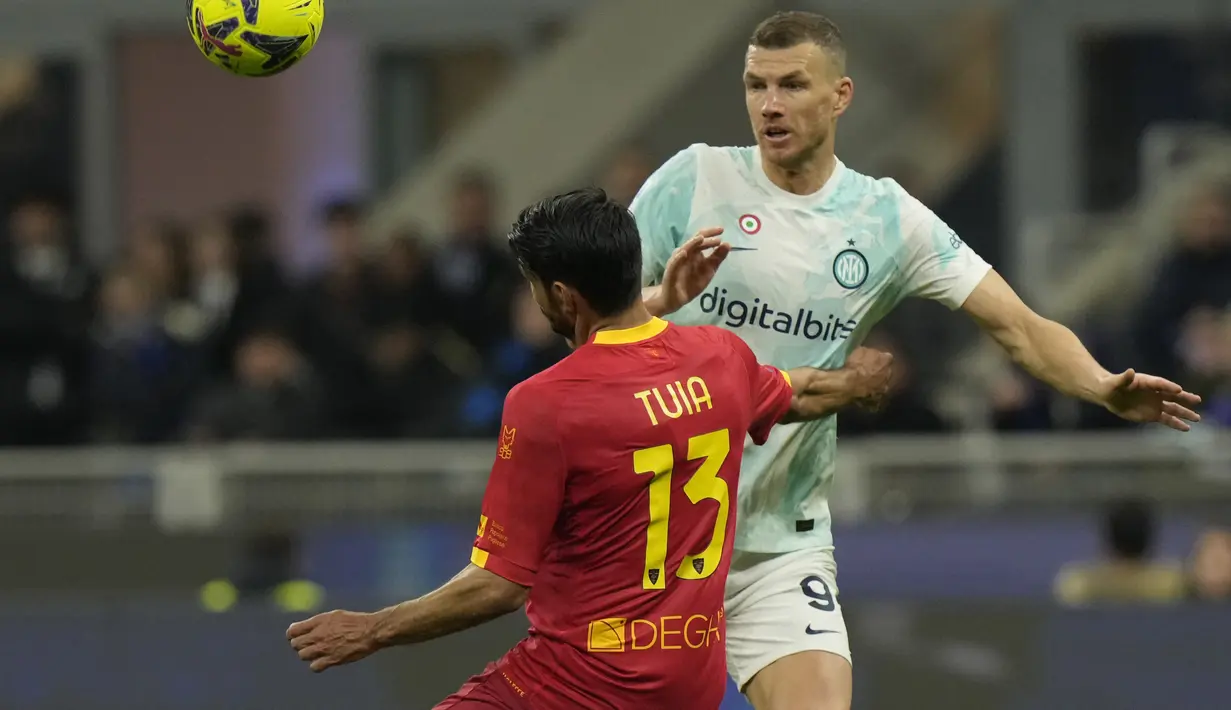 Penyerang Inter Milan, Edin Dzeko berebut bola dengan pemain Lecce, Alessandro Tuia selama pertandingan lanjutan Liga Serie A Italia di stadion San Siro di Milan, Italia, Senin  (6/3/2023). Inter Milan menang atas Lecce dengan skor 2-0. (AP Photo/ Luca Bruno)