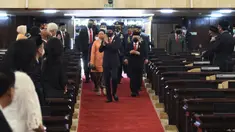 Presiden Joko Widodo dan Wakil Presiden Ma'ruf Amin tiba di lokasi pembukaan masa persidangan I DPR tahun 2020-2021 di Kompleks Parlemen, Jakarta, Jumat (14/8/2020). Pembukaan masa persidangan I ini dalam rangka penyampaian pidato Presiden RI mengenai RUU APBN 2021. (Pool/Biro Pemberitaan Parlemen)