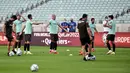 Bek Portugal, Pepe (tengah) dan rekan satu timnya melakukan pemanasan dalam sesi latihan di Baku (6/9/2021). Portugal sementara menempati peringkat dua dengan 10 poin. (AFP/Toflik Babayev)