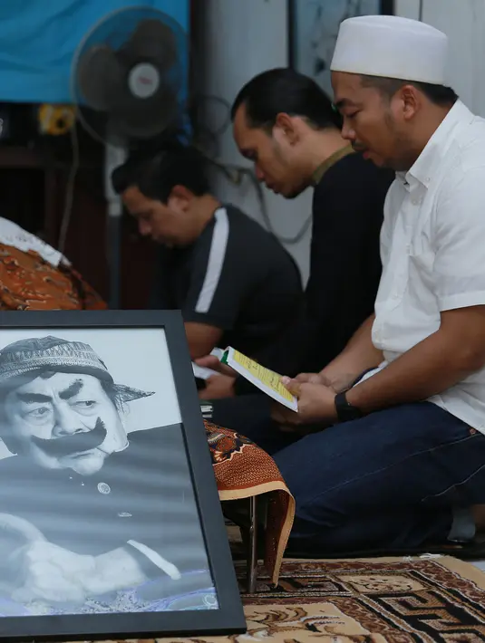 Drs. Suyadi atau yang dikenal dengan nama Pak Raden telah meninggal dunia pada Jumat (30/10/2015) di usia 82 tahun. Jenazahnya pun  dikebumikan hari ini di Tempat Pemakaman Umum (TPU) Jeruk Purut, Jakarta Selatan. (Galih W. Satria/Bintang.com)