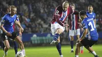 Erling Haaland (tengah) dari Norwegia mencoba melakukan tembakan ke gawang selama pertandingan kualifikasi Piala Dunia 2026 Grup I antara Estonia dan Norwegia di Lillekula Stadium di Tallinn, Senin, 9 Juni 2025. (AP Photo/Sergei Grits)