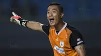 Kiper Persipura, Yoo Jae-hoon, memberikan instruksi saat melawan Bhayangkara FC pada laga Liga 1 Indonesia di Stadion Patriot, Bekasi, Sabtu (9/9/2017). Bhayangkara FC menang 2-1 atas Persipura. (Bola.com/Vitalis Yogi Trisna)