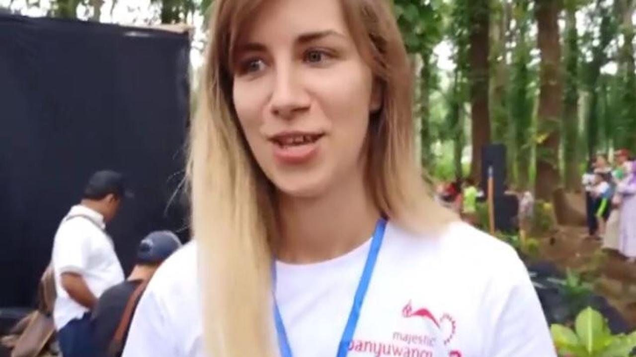 Turis Cantik Asal Serbia Ini Terharu dengan Kebaikan Warga Banyuwangi