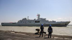 Dua Kapal Perang China Berlabuh di Surabaya
