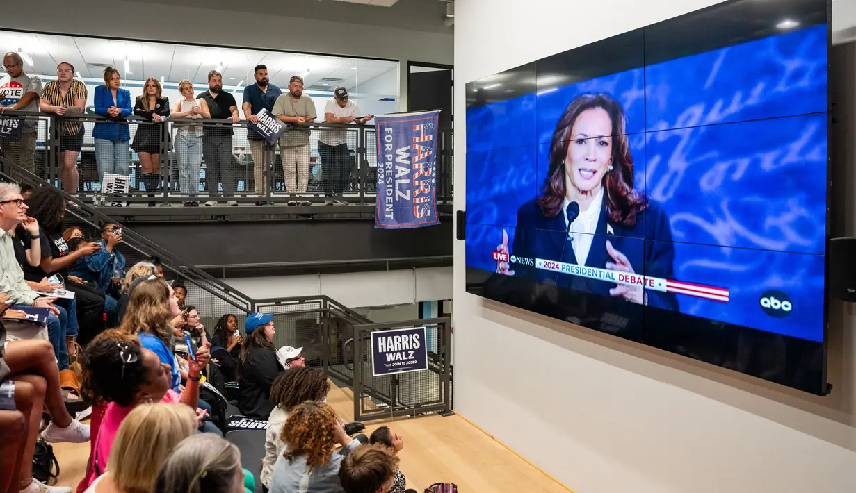 Debat Donald Trump dan Kamala Harris diwarnai pemaparan visi dengan sudut pandang yang sangat berbeda dan menegangkan. (SETH HERALD/AFP)