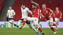 Gelandang Inggris, Mason Mount (kiri) berebut bola dengan bek Polandia, Bartosz Bereszynski dalam laga lanjutan Kualifikasi Piala Dunia 2022 Zona Eropa Grup I di Wembley Stadium, London, Rabu (31/3/2021). Inggris menang 2-1 atas Polandia. (AP/Andy Rain)