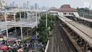 Pemandangan proyek pembangunan Skybridge Tanah Abang, Jakarta, Minggu (14/10). Saat ini progres pembangunan Skybridge Tanah Abang baru mencapai 75 persen. (Merdeka.com/Iqbal Nugroho)