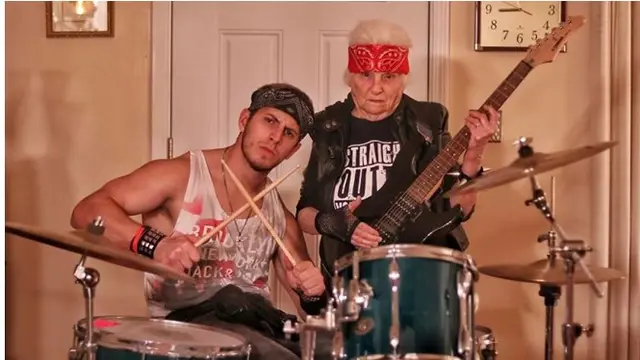Kali ini Nenek dan cucu ini tampil dengan gaya rocker layaknya anak band.