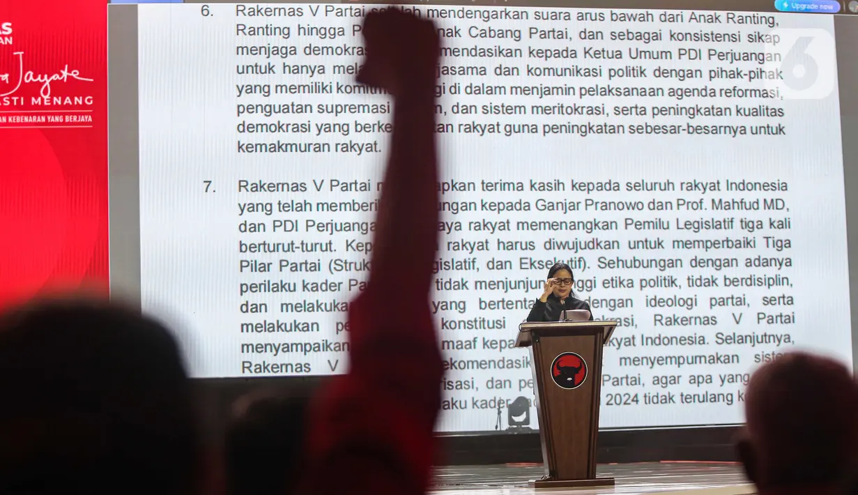 Puan Maharani menangis kala meminta maaf kepada rakyat Indonesia karena ada kadernya yang melanggar konstitusi pada Pemilu 2024 lalu. (Liputan6.com/Angga Yuniar)