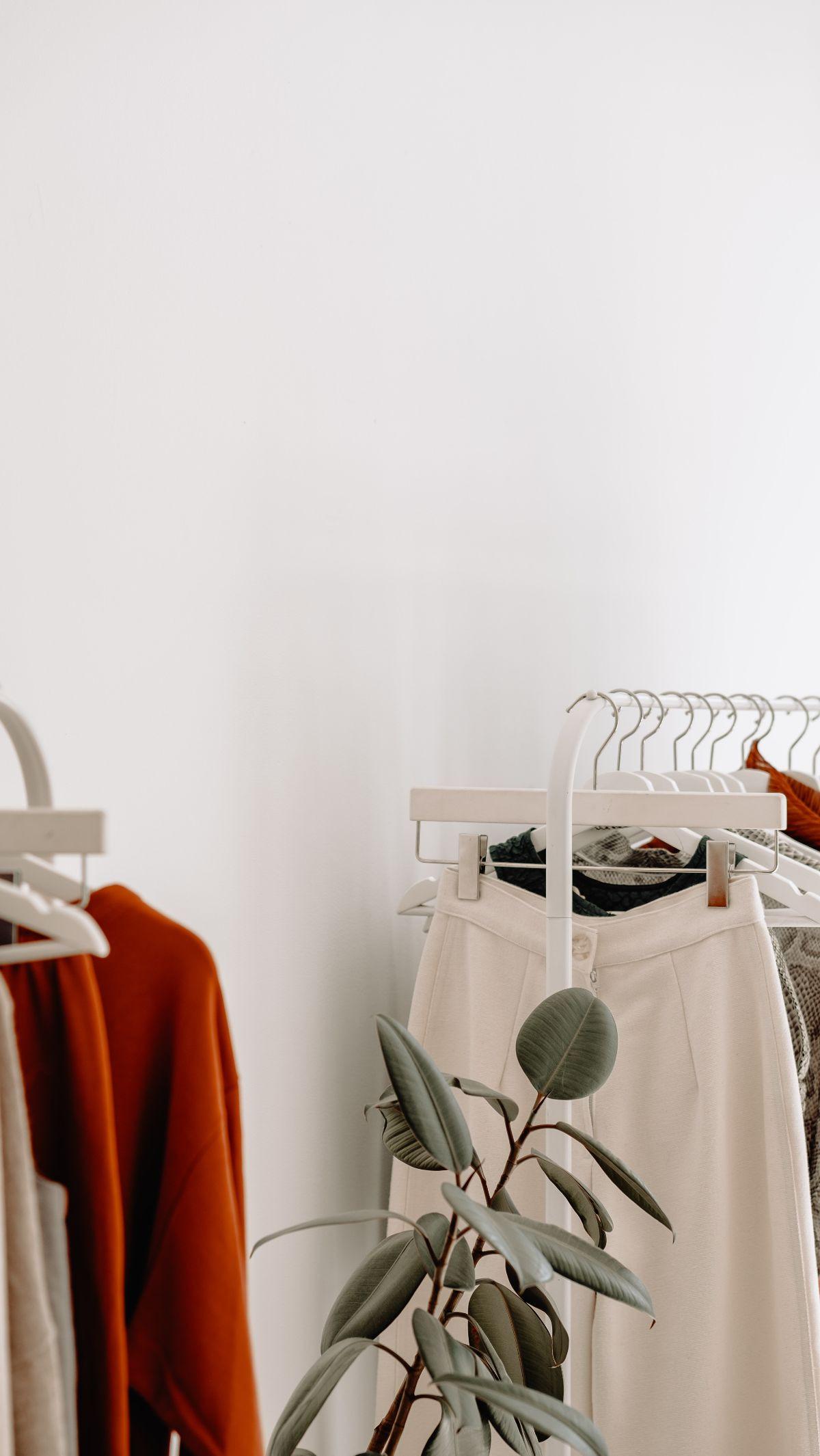 Slow living&nbsp;muncul sebagai respons terhadap ritme hidup yang serba cepat dan terkoneksi secara terus-menerus dalam era modern ini. Konsep ini merayakan pengalaman hidup yang lebih tenang, fokus pada kualitas daripada kuantitas, dan menghargai momen-momen