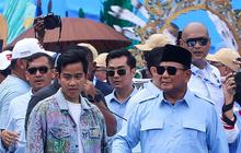 FOTO: Gaya Gibran Berjaket ala "Dilan" Dampingi Prabowo di Tengah Kerumunan Pendukung yang Padati GBK