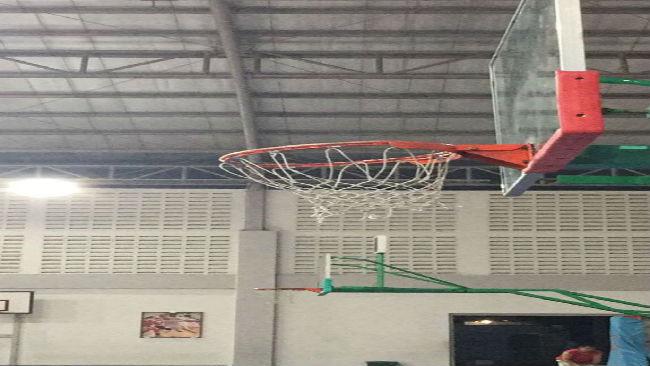 Pemain asing CLS Knights, Brian Williams, melakukan dunk yang terlalu bertenaga sehiingga merusak ring GOR Dhramahusada.