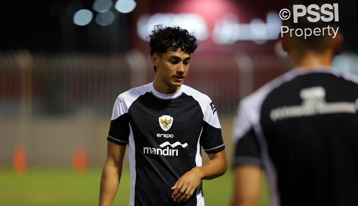 <p>Timnas Indonesia, Rafael Struick terlihat mengikuti latihan menjelang laga Kualifikasi Piala Dunia 2026 melawan Bahrain di Hamad Town Youth &amp; Sports Ground pada Senin (07/10). (Dok. PSSI)</p>