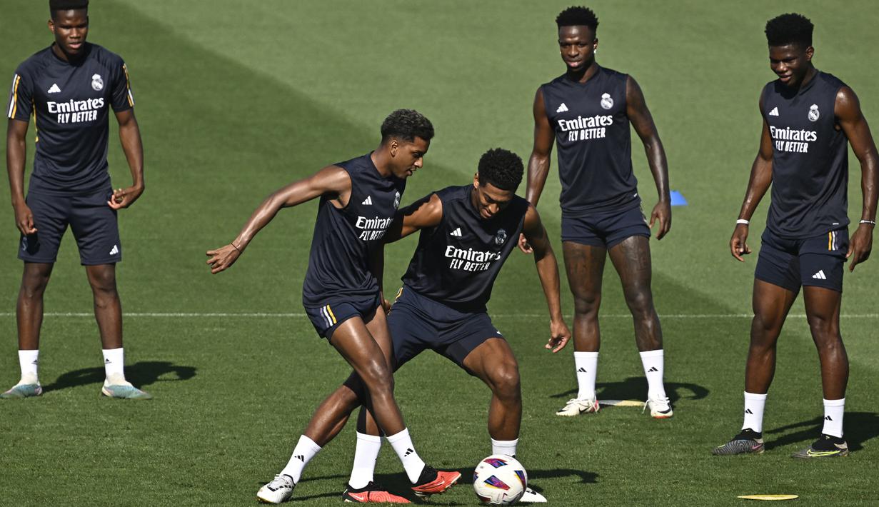 (Dari kiri) Pemain Real Madrid #41 Marvel, #11 Rodrygo, #5 Jude Bellingham, #07 Vinicius Junior dan #18 Aurelien Tchouameni menghadiri sesi latihan di kompleks pelatihan Real Madrid City di Valdebebas, pinggiran Madrid, 24 Agustus 2023. (JAVIER SORIANO / AFP)