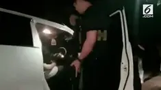 Aksi baku tembak penangkapan otak pelaku penyekapan dan perampokan terhadap seorang wanita penumpang taksi daring di Jalan Raya Pesing, Jakarta Barat.
