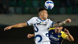 Inter Milan mencoba samakan angka. Sayangnya, duet lini depan antara Lautaro Martinez (kiri) dan Edin Dzeko belum membuahkan  hasil di babak pertama. Inter Milan tertinggal 0-1 dari Vernona. (Foto: AFP/Miguel Medina)