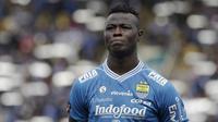 Striker Persib Bandung, Ezechiel N'Douasel, bersiap saat akan melawan TIRA Persikabo pada laga Piala Presiden 2019 di Stadion Si Jalak Harupat, Bandung, Sabtu (2/3). Persib kalah 1-2 dari TIRA. (Bola.com/Yoppy Renato)