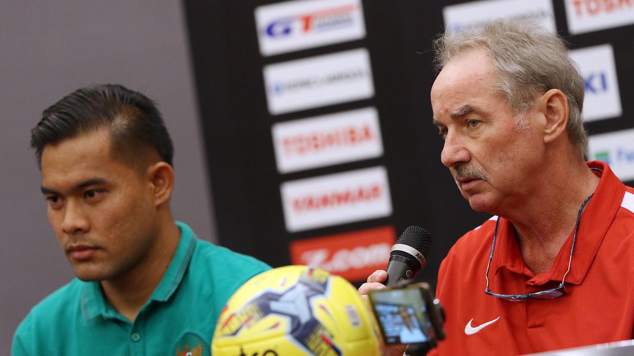 Pelatih Timnas Indonesia, Alfred Riedl (kanan) bersama kiper Andritany saat memberi keterangan jelang semifinal leg pertama Piala AFF 2016 melawan Vietnam di Bogor, Jumat (2/12). Laga digelar Stadion Pakansari, (3/12). 