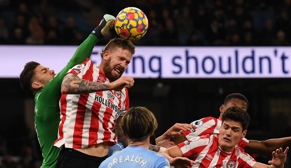 Pontus Jansson sudah cukup lama berkarier di Liga Inggris. Awalnya dia bergabung dengan Leeds United pada musim panas 2016 sebagai pinjaman dari Torino. Setahun kemudian, Jansson dipermanenkan oleh Leeds United dengan mahar 4 juta euro. Per tahun 2019, dia kemudian pindah ke Brentford. (AFP/Paul Ellis)