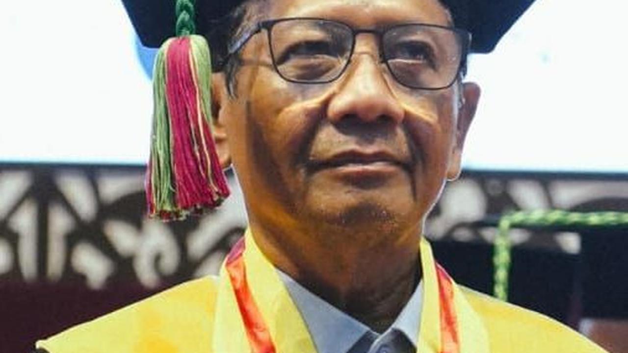 Mahfud Ingatkan Sarjana Jadi Intelek Bermoral, Singgung Ahli Hukum Kerap Jual Pasal untuk Menipu Orang