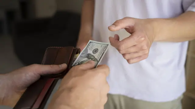 Ilustrasi membayar secara cash