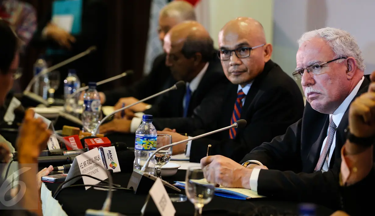 Menlu Palestina, Riad Al Maliki saat konferensi pers International Conference On the Questions of Jerussalem di Jakarta, Senin (14/12). Maliki menuduh Israel selalu melanggar kesepakatan bersama dengan pihak Palestina. (Liputan6.com/Faizal Fanani)