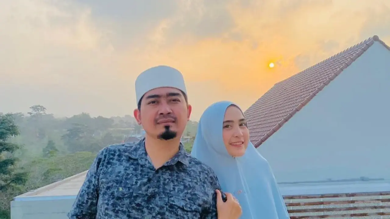 Ustaz Solmed dan April Jasmine. (Foto: Dok. Instagram @ustad_solmed)