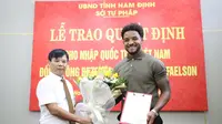 Rafaelson saat menerima kewarganegaraan Vietnam belum lama ini. (Dok. Nam Dinh)