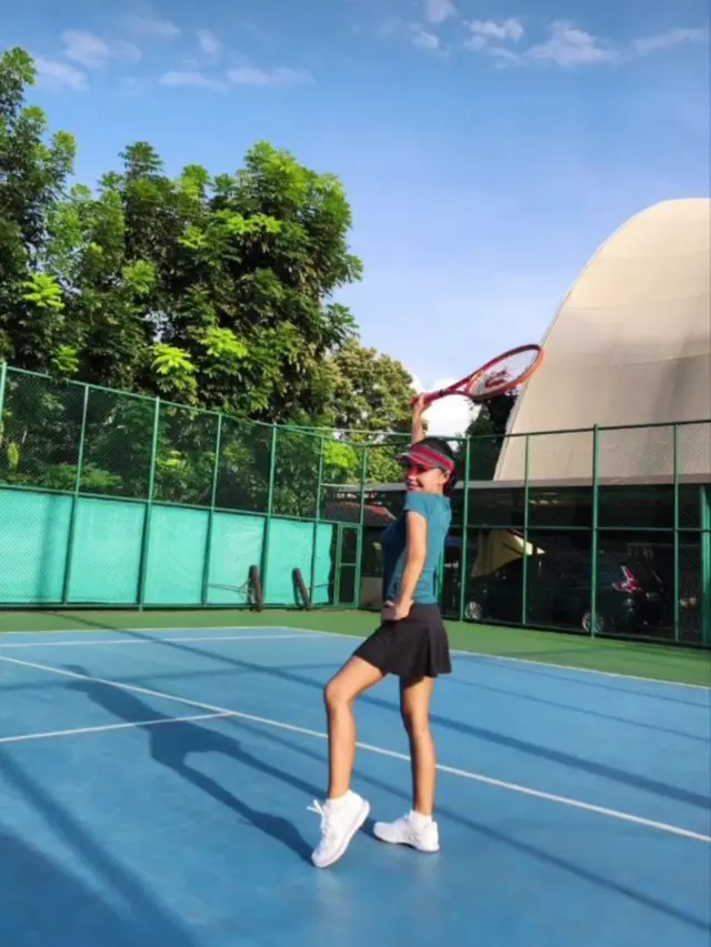 Yuni Shara Belajar Tenis di Usia 50 Tahun