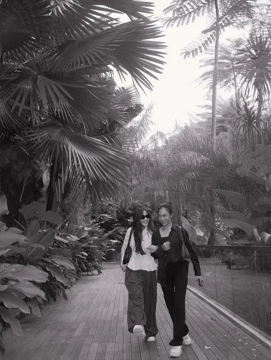 Fuji memadukan penampilannya dengan celana panjang abu-abu dan sneakers putih. [Foto: Instagram/fuji_an]