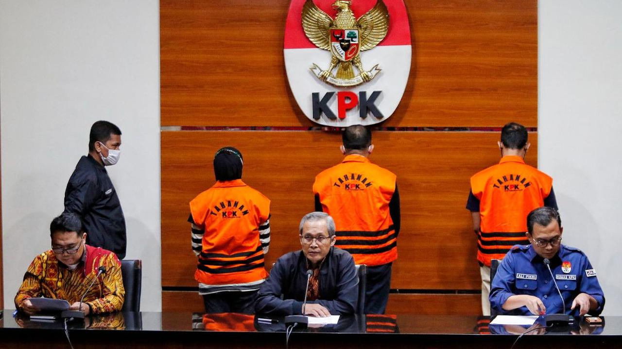 Pengakuan itu berawal ketika JPU Budiman Abdul Karib dan kawan-kawan menanyakan kedekatan Adil dengan terdakwa. Apalagi berdasarkan keterangan saksi-saksi di persidangan sebelumnya, jika Adil dan Fitria Nengsih memiliki hubungan yang sangat dekat.